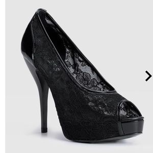 Guess ‘Amelia’ lace fabric peep toe pump